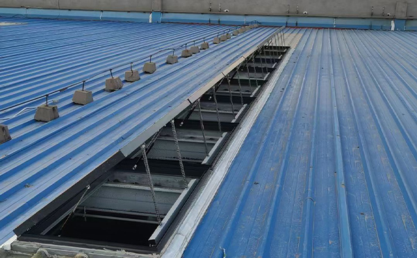 某城市大型商业综合体中庭耀州排烟窗工程