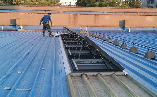 某区域性物流仓储中心耀州排烟窗系统安装项目